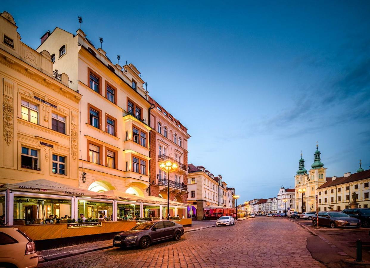 Ferienwohnung Modern Family Apt. With Central Square Entrance Hradec Králové Exterior foto