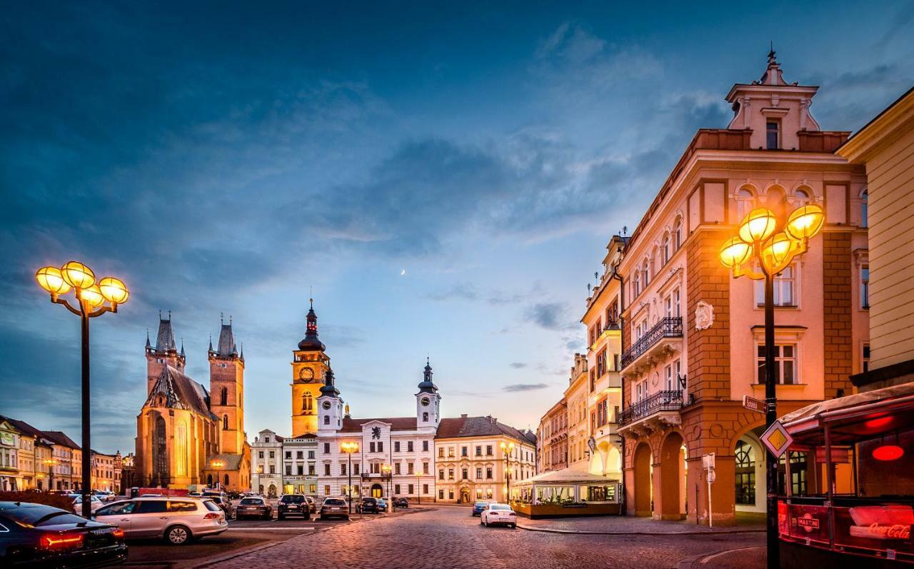 Ferienwohnung Modern Family Apt. With Central Square Entrance Hradec Králové Exterior foto