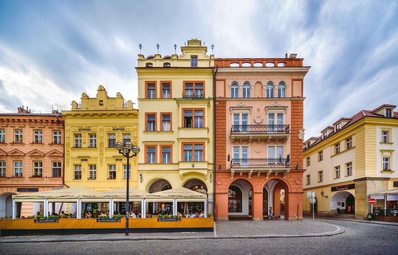 Ferienwohnung Modern Family Apt. With Central Square Entrance Hradec Králové Exterior foto